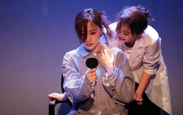 她眉眼的确, 两个女儿已, entit