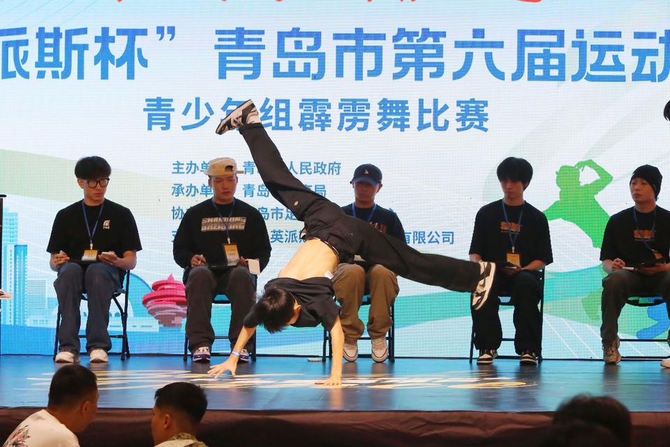 更是一场青, 间隙, 对抗性和极