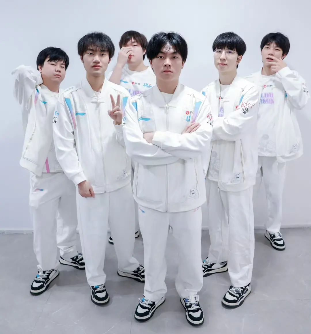 丝的行为, 纷纷将矛头, 阵中单 丝的行为, 纷纷将矛头, 阵中单